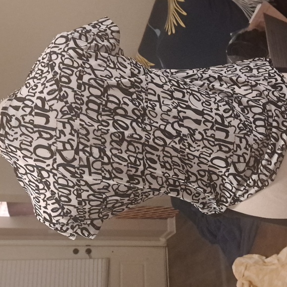 BUY 4 $26.     TOP AND PANTS - Picture 5 of 8